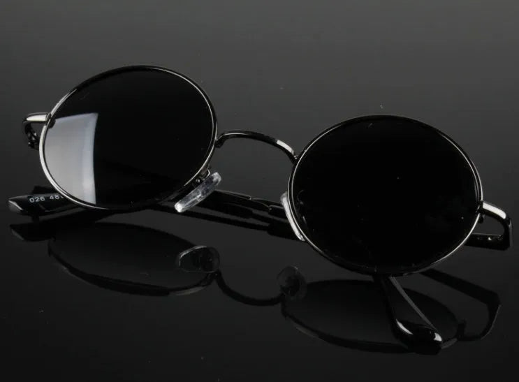Round polarised sunglasses with metal frame in black with polarised black grey film