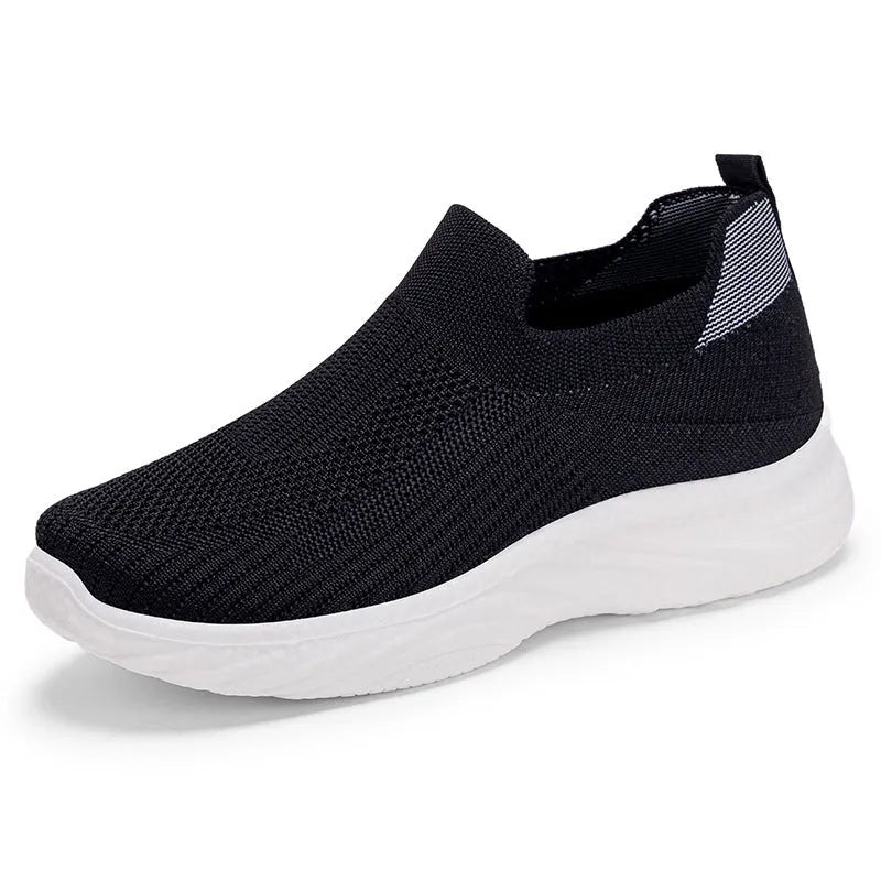 Women's casual running shoes in solid colour with Flyknit upper and round toe.