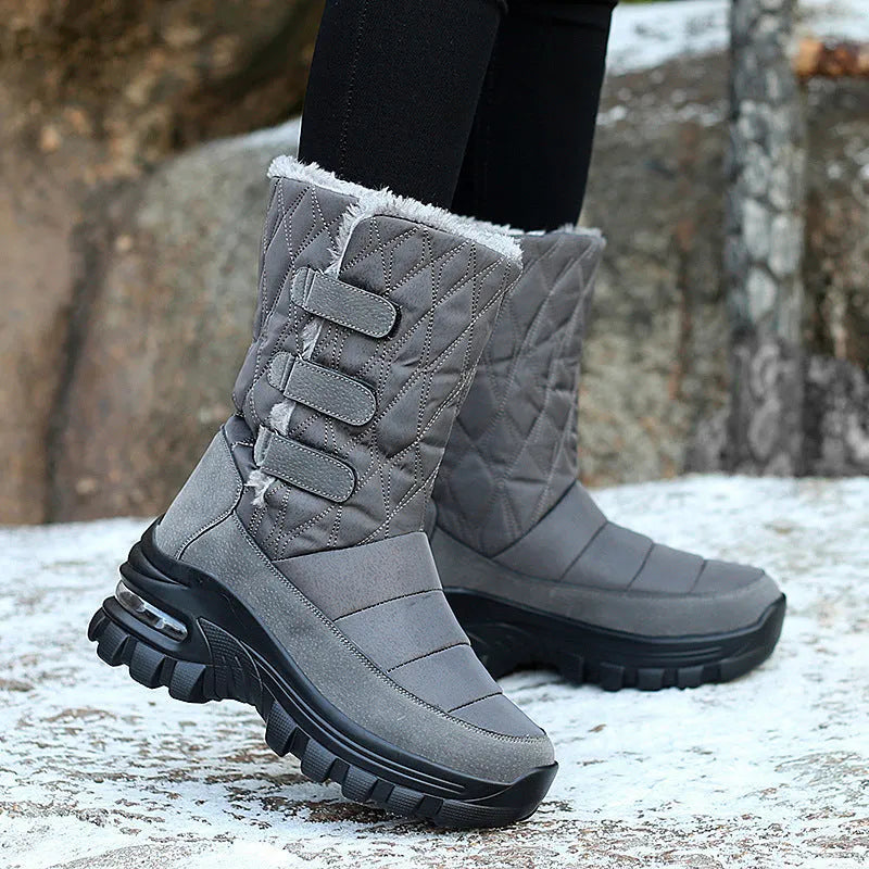 Women's high top snow boots in black with faux fur lining, 5cm heel, Velcro fastening, and PU air cushion sole.