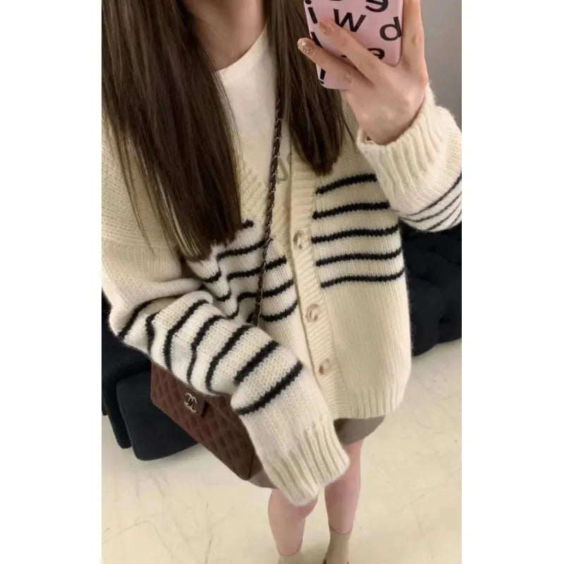Polyester button cardigan with 3D pattern and collar in autumn casual style