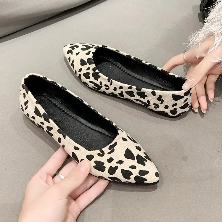 Women's leopard print flat pumps with pointed toe and cotton canvas upper on rubber sole