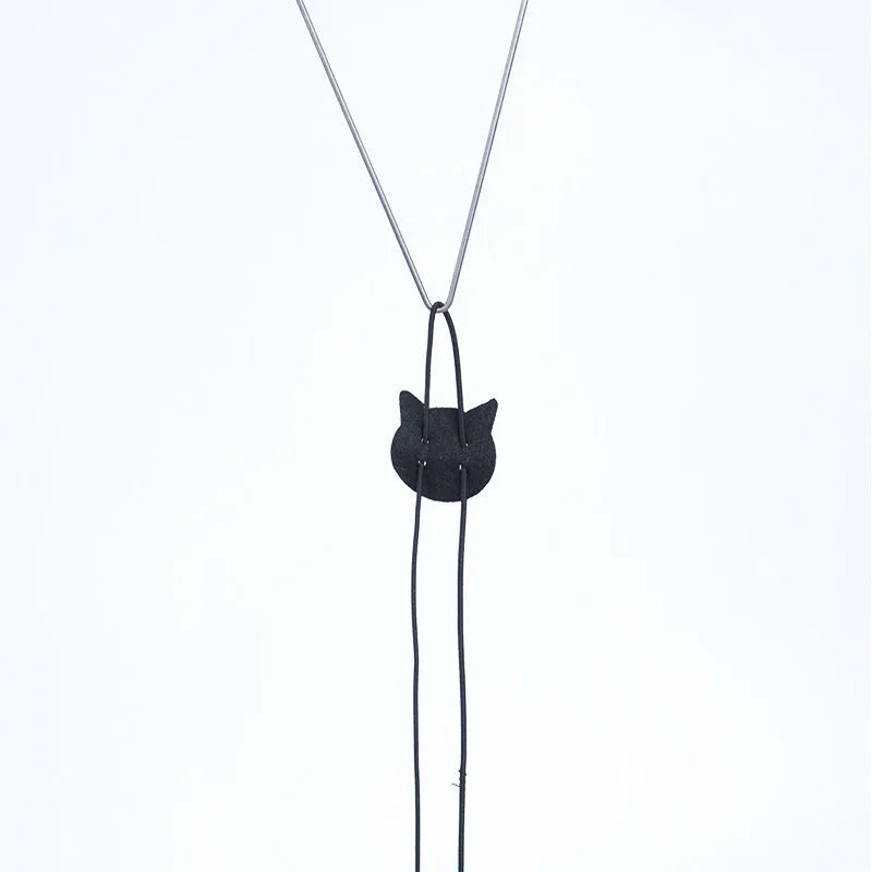 Hanging cat toy with plush mouse, 180cm elastic rope, adjustable buckle, and triangle hook in grey