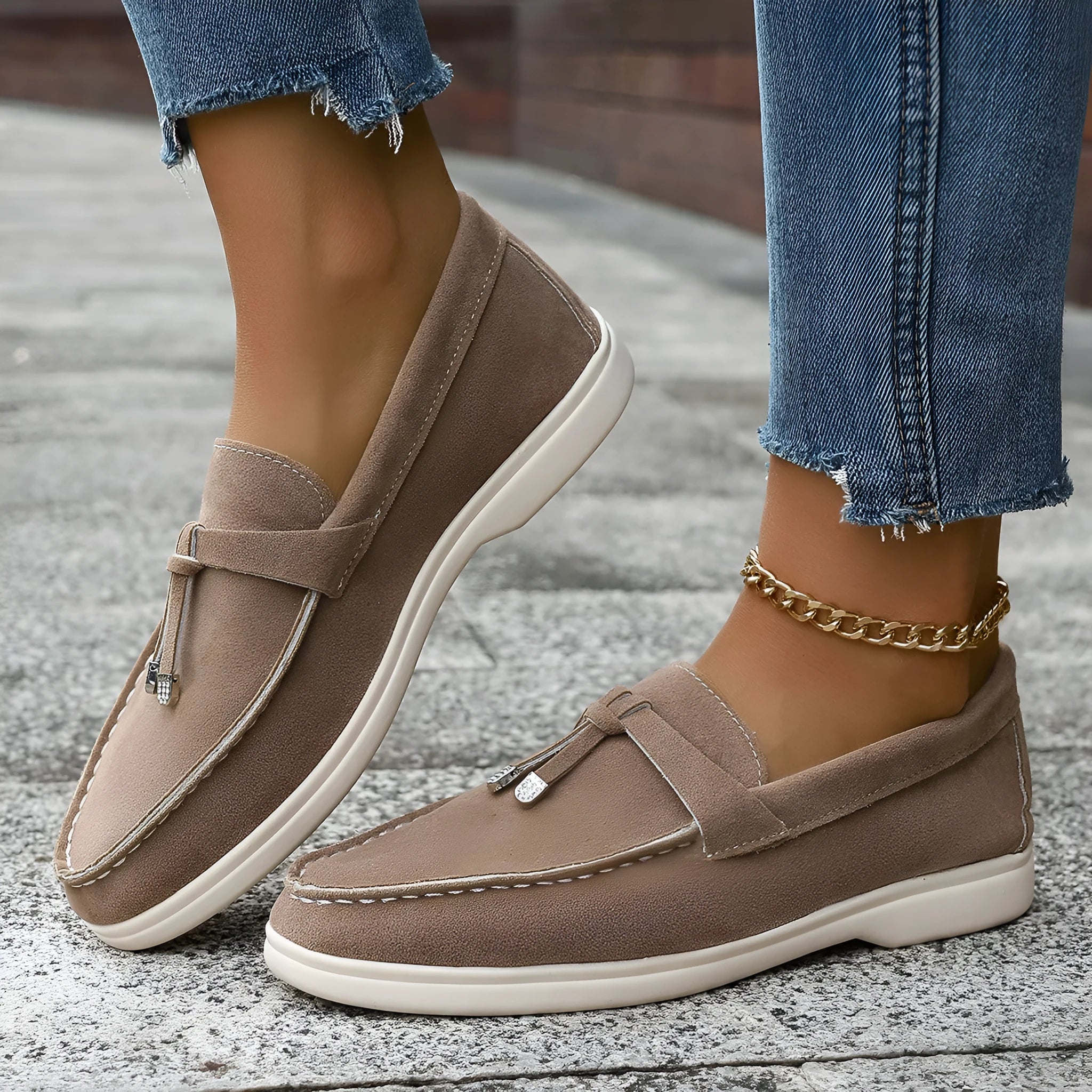 Canvas slip-on loafers with platform heel and round toe in solid colour options