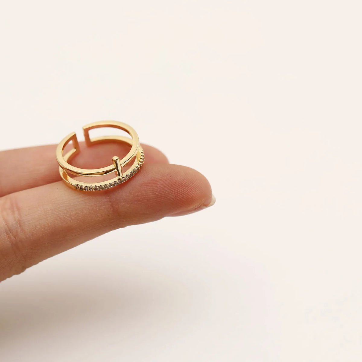 Women's simple ring with inlaid zircon, 14K gold colour on copper, adjustable opening