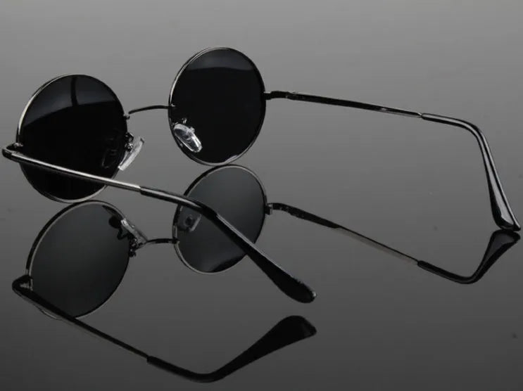 Round polarised sunglasses with metal frame in black with polarised black grey film