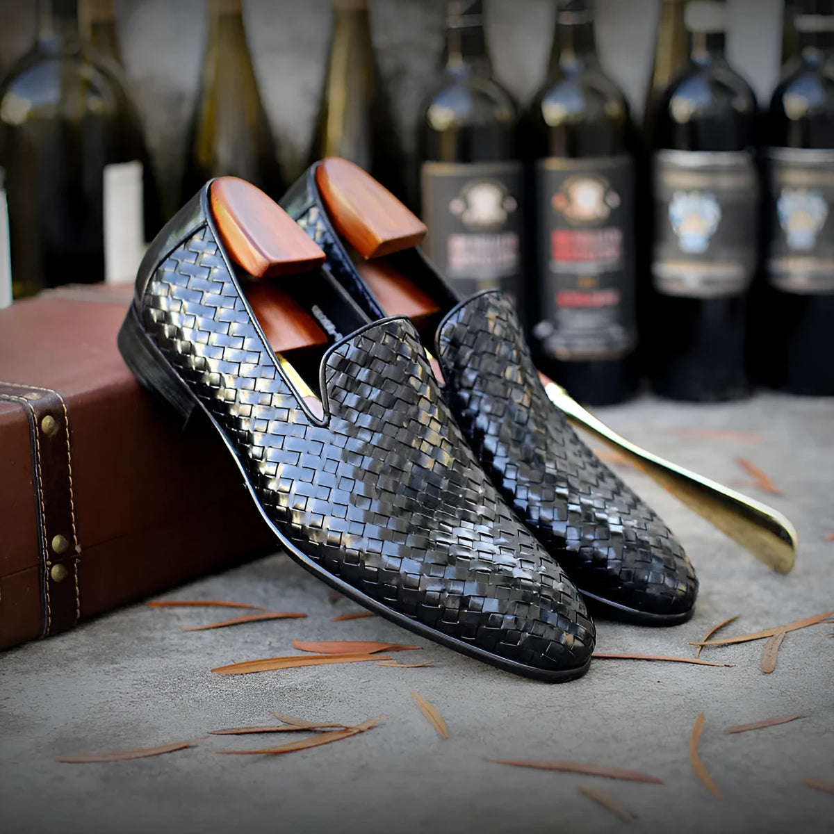 Men's cowhide woven leather business shoes in black with low-top design and leather toe cap