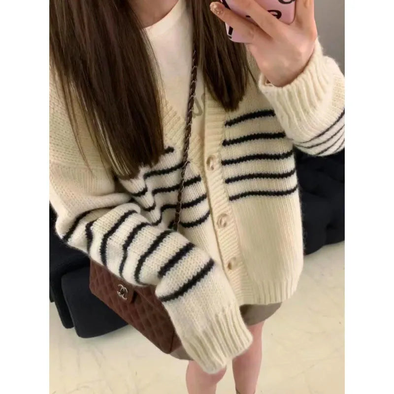 Polyester button cardigan with 3D pattern and collar in autumn casual style