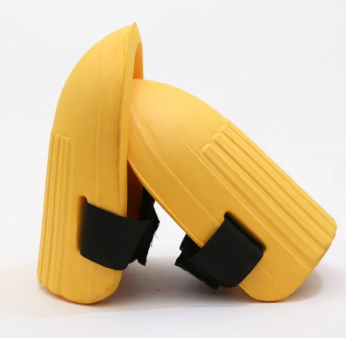 A pair of rectangular EVA foam knee pads in a chosen colour, shown with dimensions for gardening use.