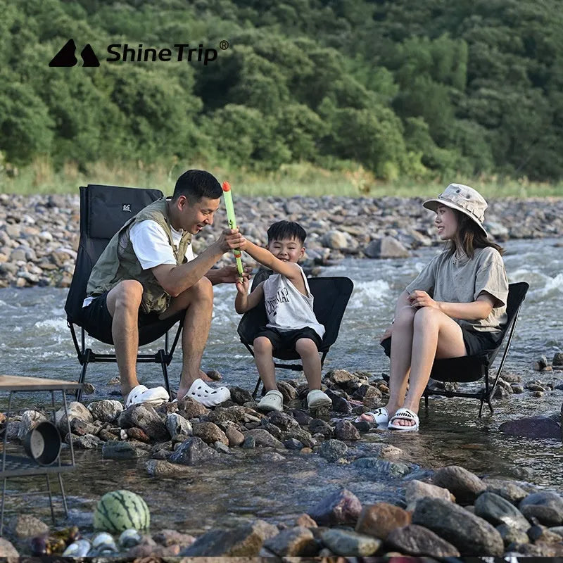 Aluminium alloy foldable moon chair with Oxford cloth seat in outdoor setting