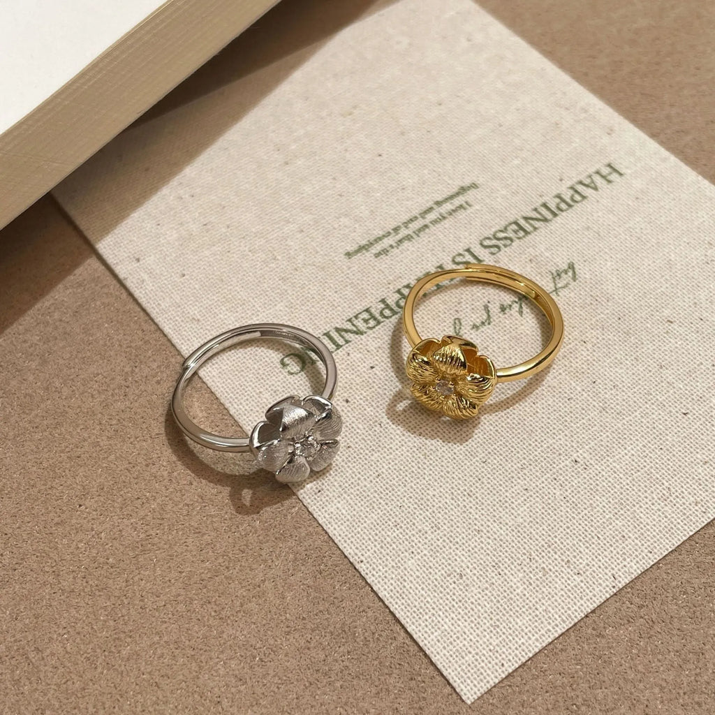Three-dimensional plum blossom ring for women with adjustable opening in yellow gold colour