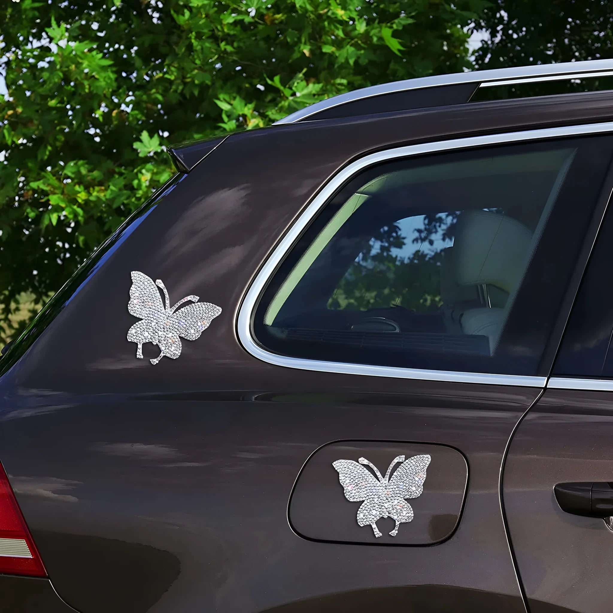Diamond-encrusted glass car sticker in butterfly or bear paw design, 7x6cm.
