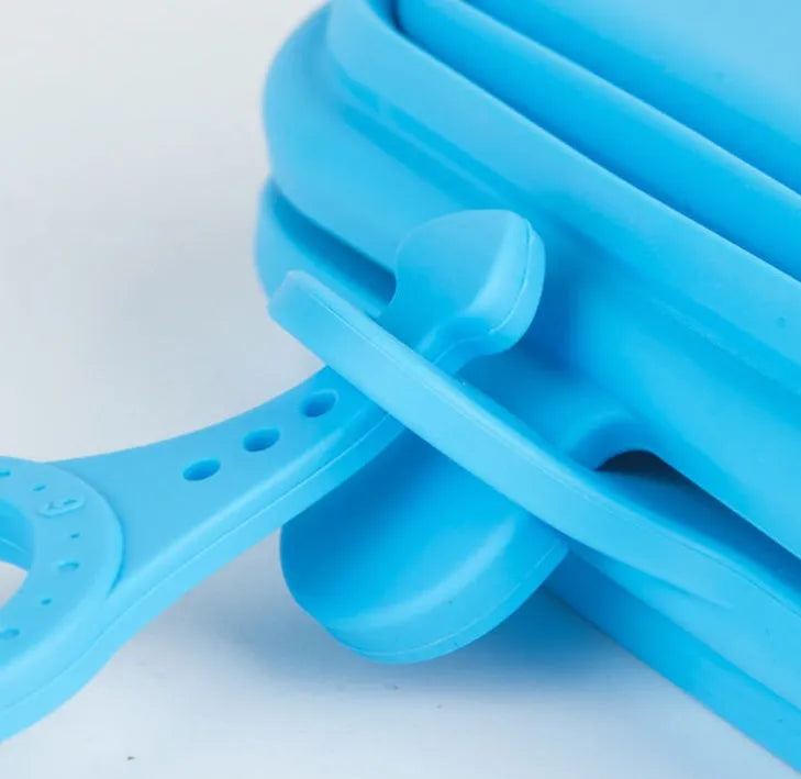 Foldable silicone double pet bowl for dogs and cats in green with two compartments for food and water