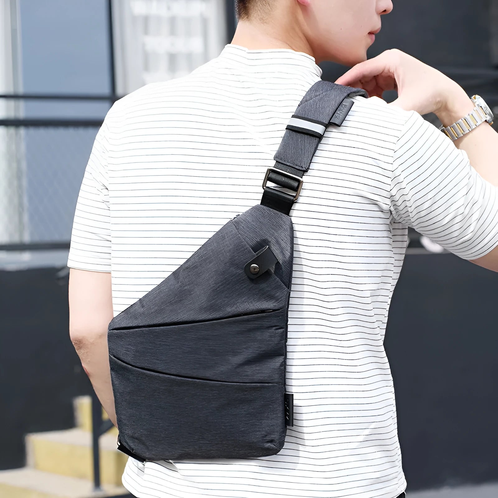 Canvas chest bag for men in black Oxford cloth with zipper closure, worn across the chest for anti-theft security