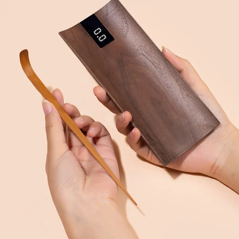 Electronic tea scale with wooden body, digital display, 200g range, and tea spoon accessory