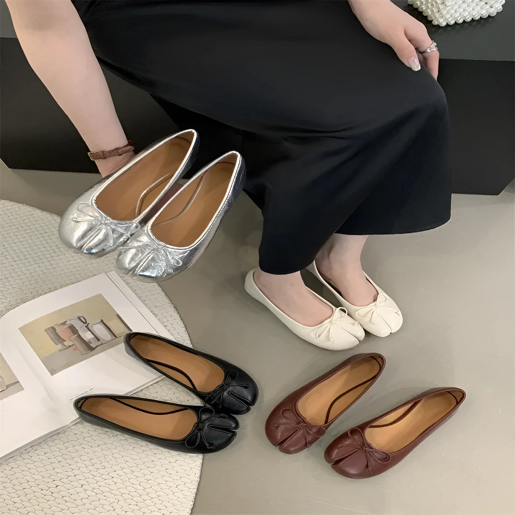 Women's split-toe flat pumps in black with round toe and rubber sole
