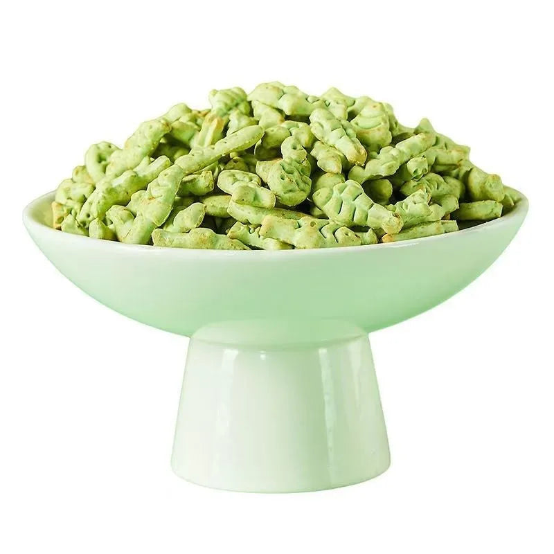 300 or 830 count cat grass snack biscuits in small fish shape, in a container