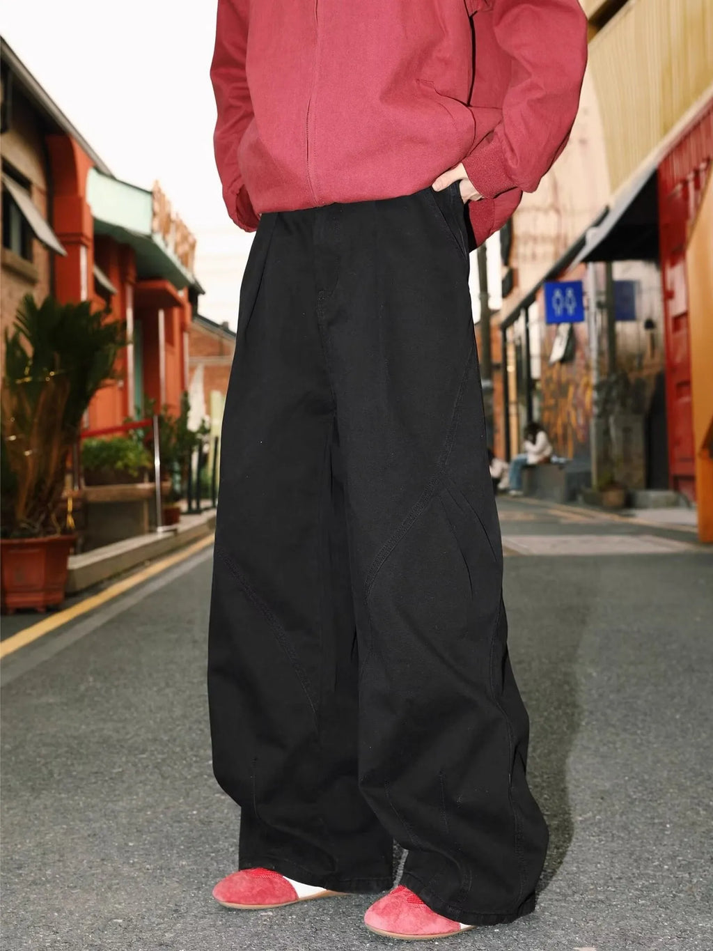 Men's pleated straight-leg trousers in stripe pattern with elastic waistband