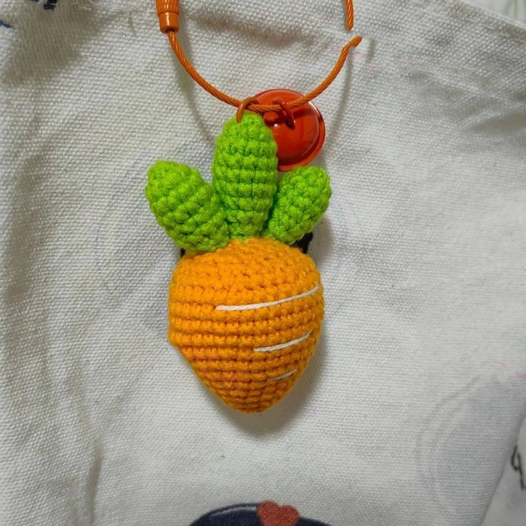 Cartoon carrot keychain made from soft orange and green felt wool, measuring 10 cm tall.