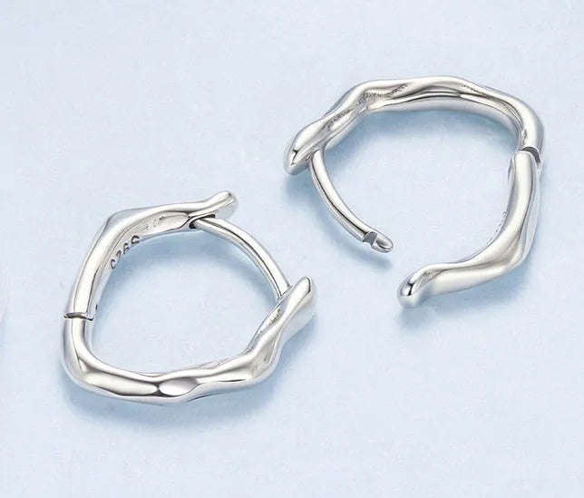 Geometric 925 sterling silver ear clip for women with polished finish and ellipse shape