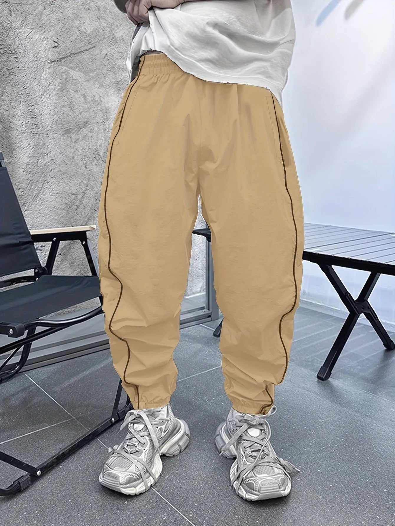 Man wearing loose-fit, cropped-length casual sports trousers in bamboo fibre fabric.