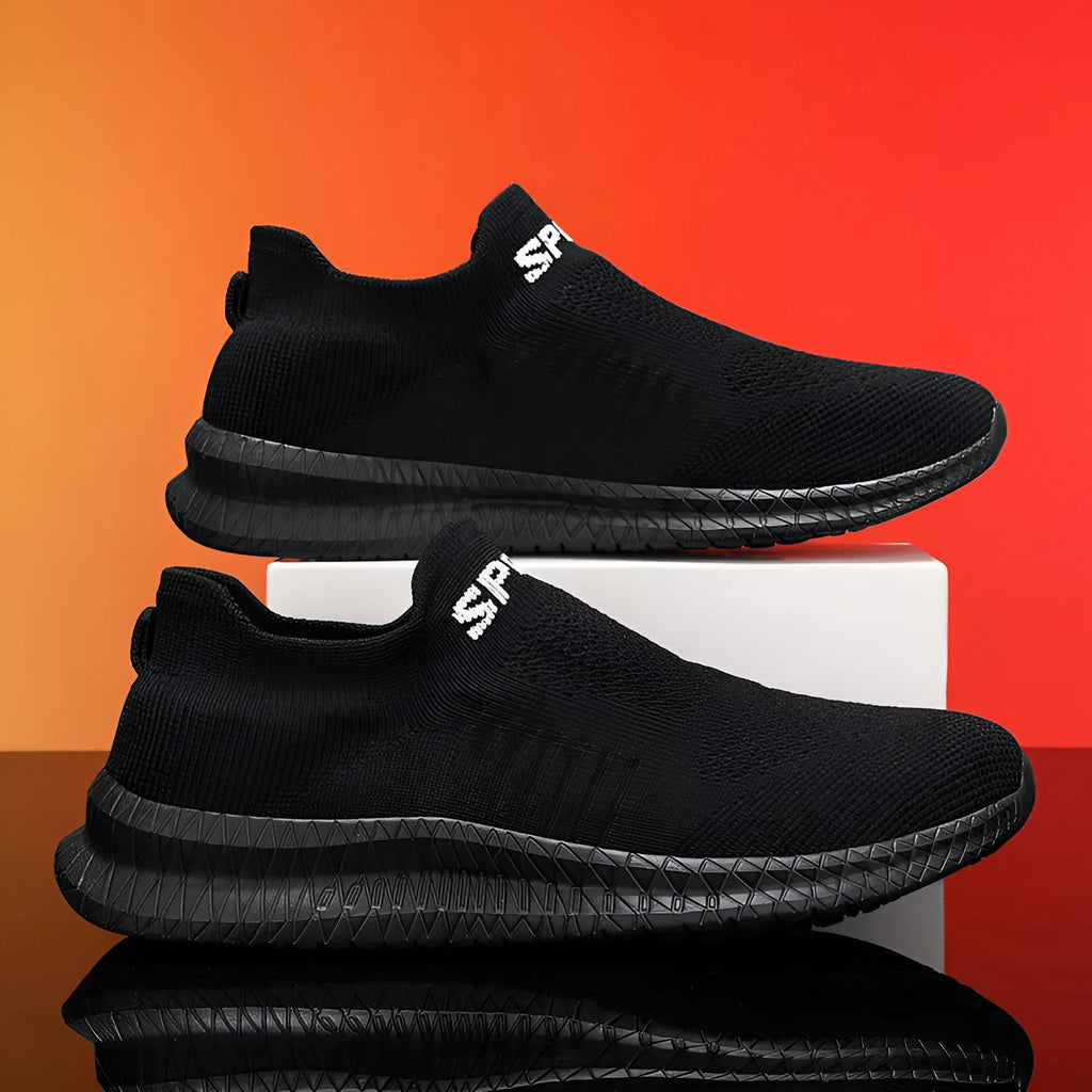 Men's low-top casual shoes with Flyknit upper in black, blue, grey or yellow with flat heel design