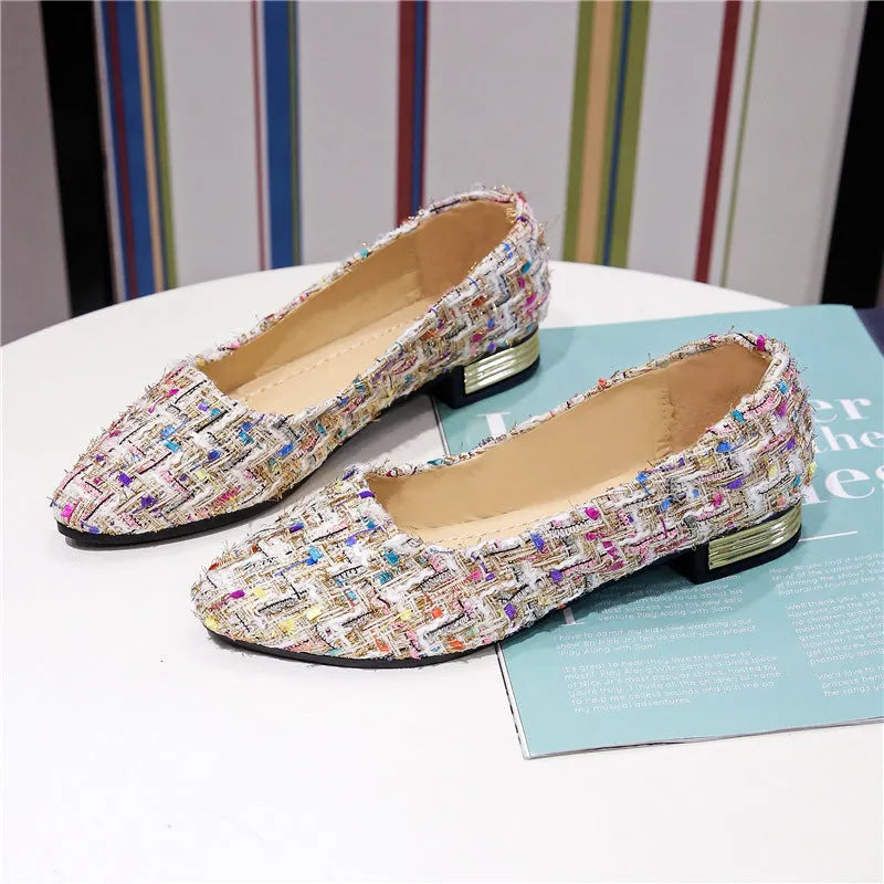 Women's low-cut canvas casual shoes with floral pattern and shallow V-cut opening
