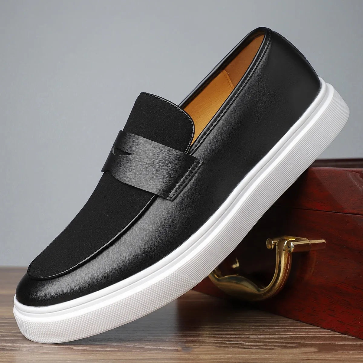 Black men's slip-on Gommino casual shoes with tassel detail on round toe.