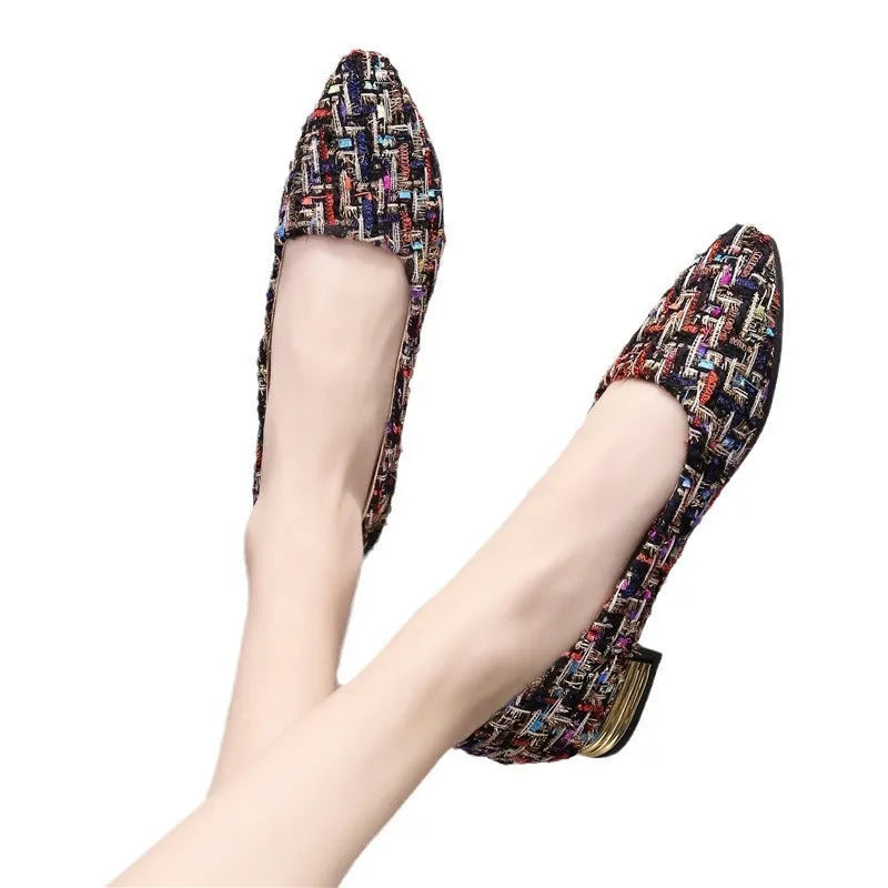 Women's low-cut canvas casual shoes with floral pattern and shallow V-cut opening
