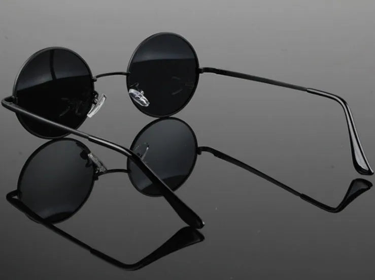 Round polarised sunglasses with metal frame in black with polarised black grey film