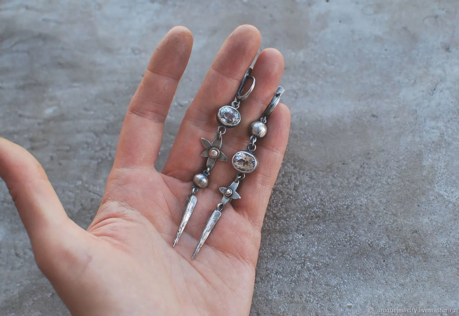 Geometric ancient silver-plated long rhinestone earrings with Xingx pendant