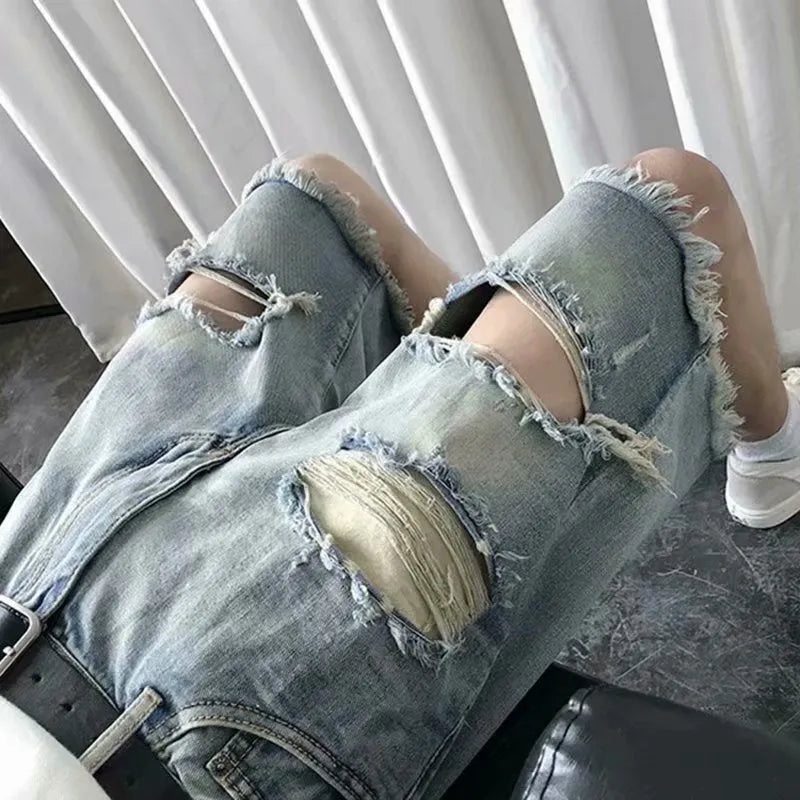Men's thin ripped denim shorts in retro colour, mid-rise straight-leg Bermuda style with zipper fly