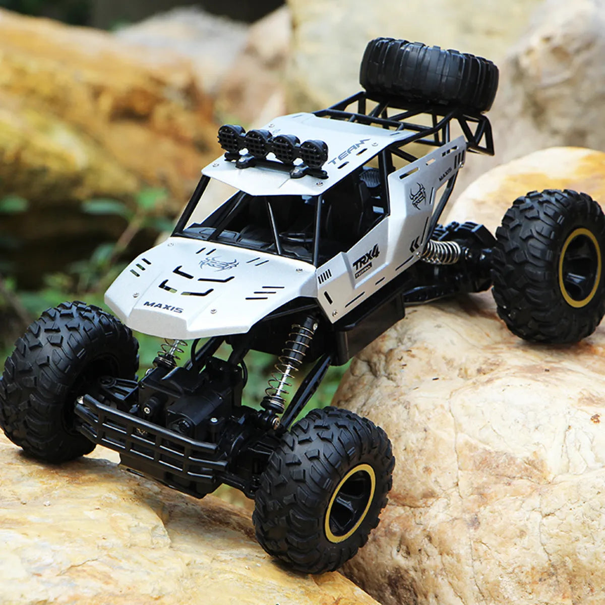 Large 4WD off-road remote control car in silver, 38 cm size, with ABS plastic body and antenna