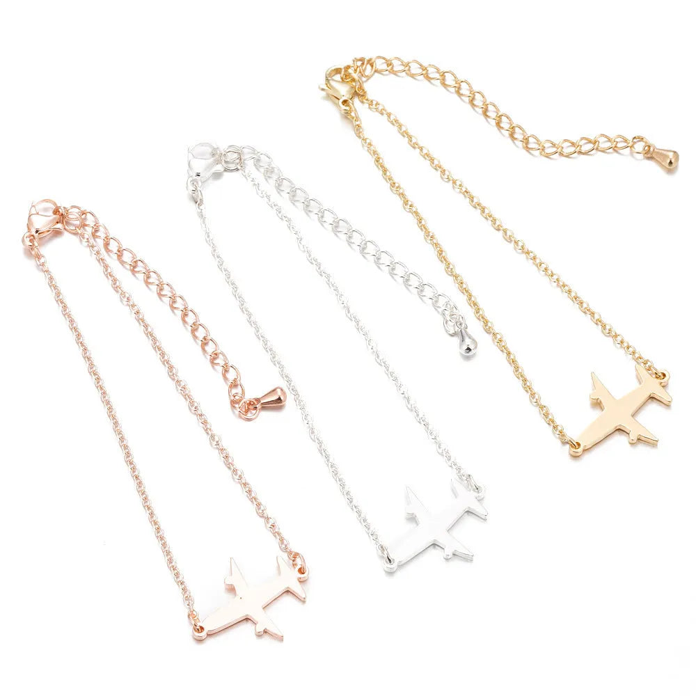 Alloy bracelet with simple airplane pendant in gold colour, unisex style