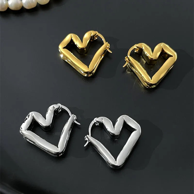 Heart-shaped ear clips in gold or silver, brass plated with 18k real gold, unisex retro design, one pair