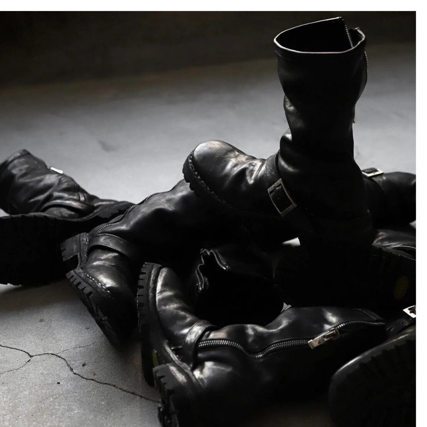 Men's dark retro Martin ankle boots with side zip closure and round toe