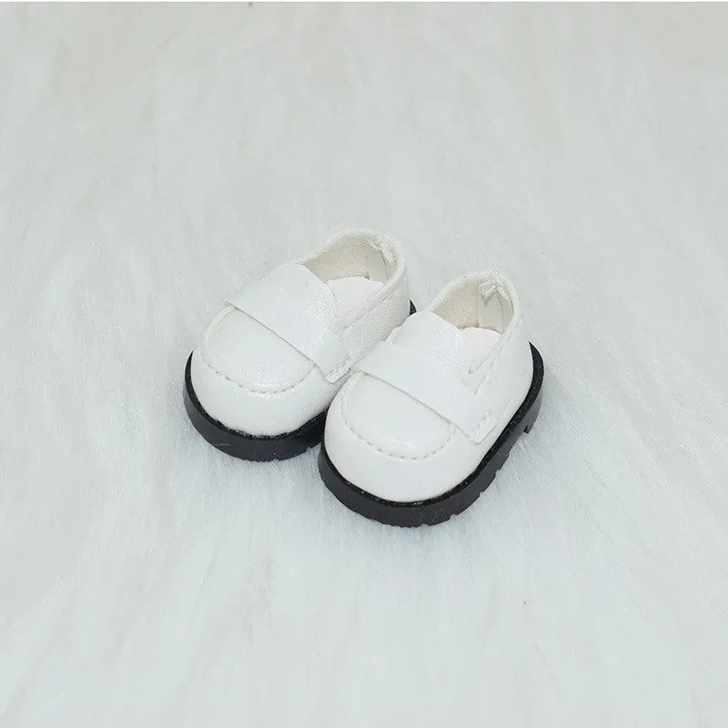 A pair of 17 cm high black doll shoes made from PU leather, shown as a keychain accessory.