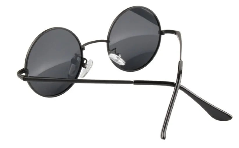 Round polarised sunglasses with metal frame in black with polarised black grey film