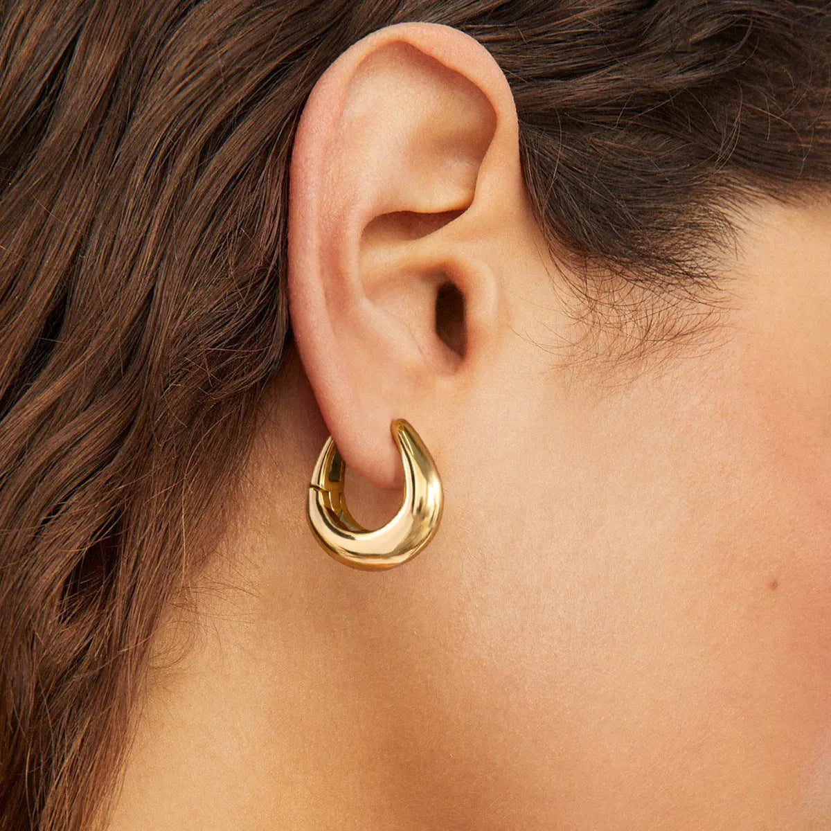 Geometric ellipse-shaped stainless steel ear clip with electroplated 18K gold finish for women