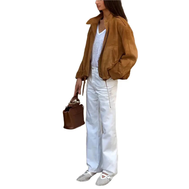 Man wearing a solid colour loose-fit retro jacket with long sleeves.