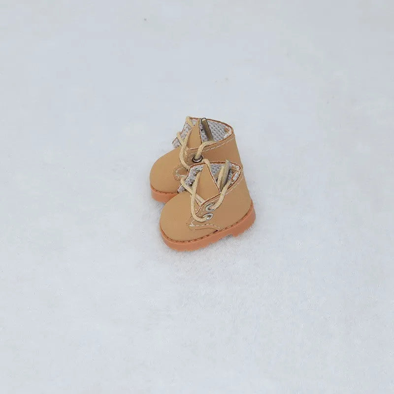 A pair of 17 cm high black doll shoes made from PU leather, shown as a keychain accessory.