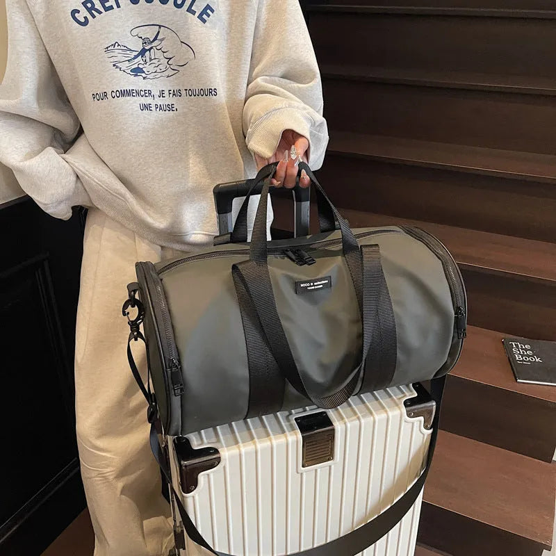 Waterproof Oxford cloth sports handbag in black, lightweight unisex travel bag with solid colour finish