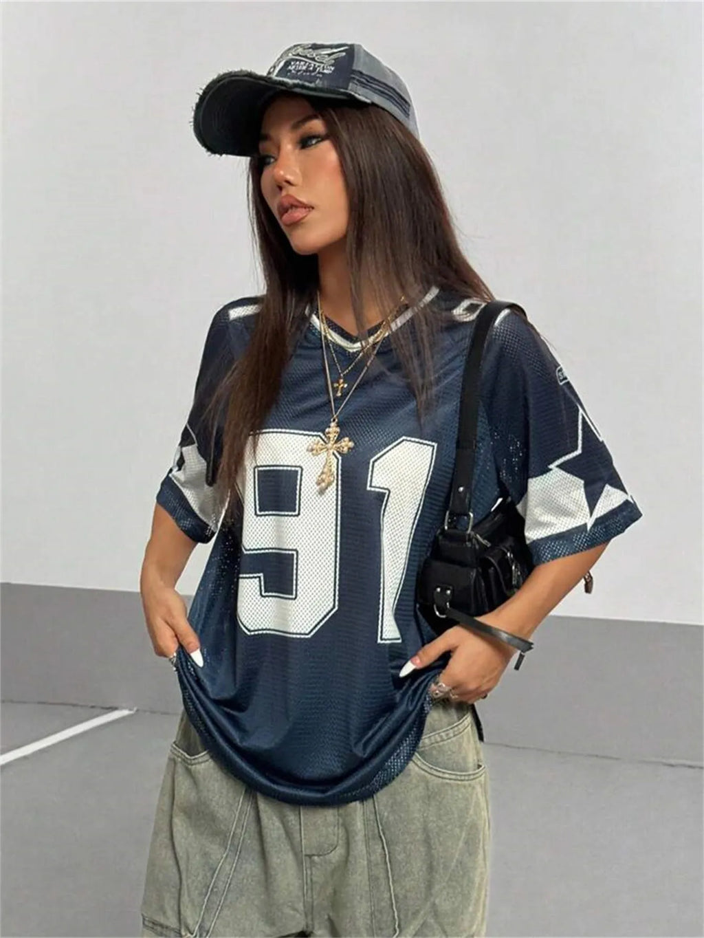 V-neck loose T-shirt with large printed numbers in street style design
