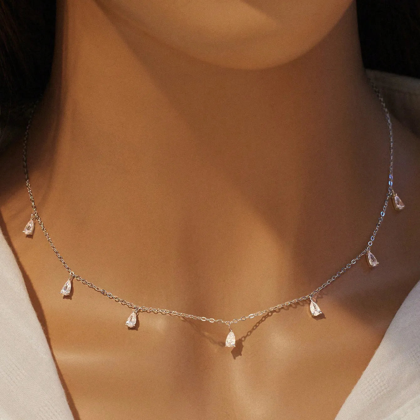 Gentle drop-shaped artificial zircon pendant on a 925 silver O-chain necklace in rose gold finish.