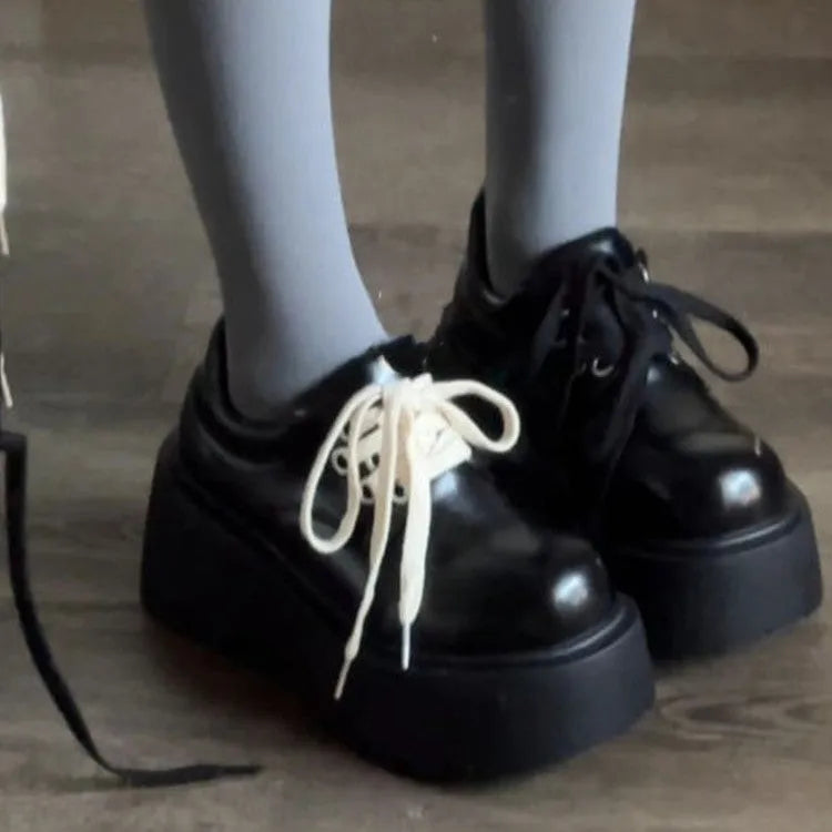 Women's matte black retro lace-up shoes with a thick rubber sole and a 6-8cm English muffin heel.