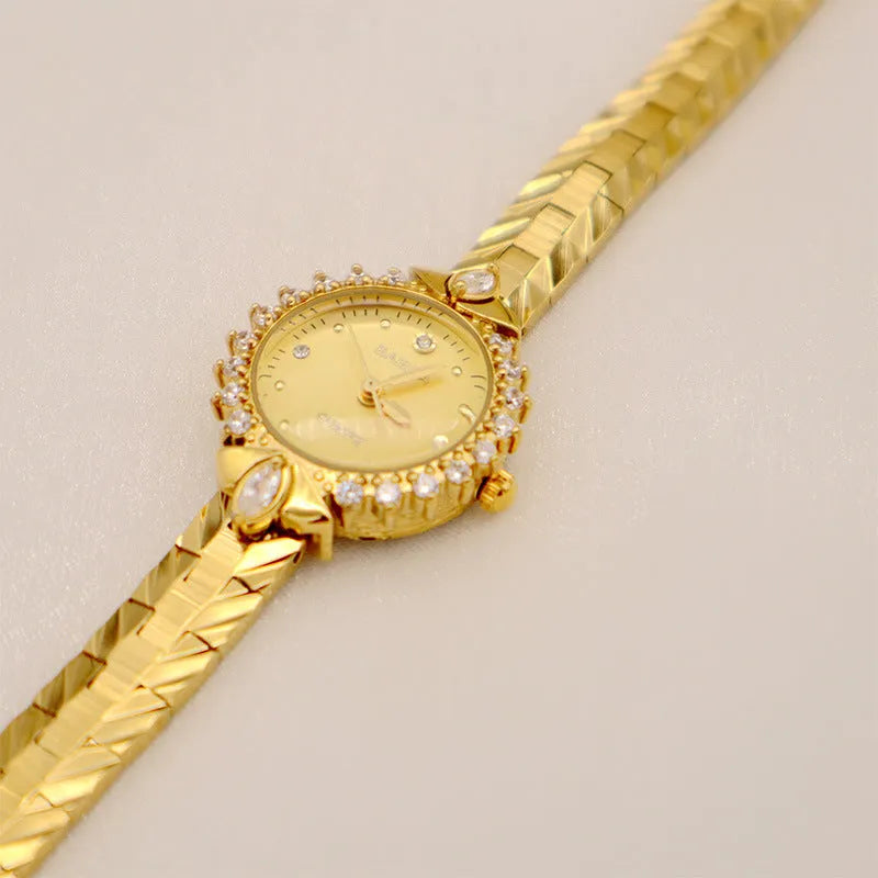 Women's vintage quartz watch with diamond-embossed bracelet in gold or golden white finish