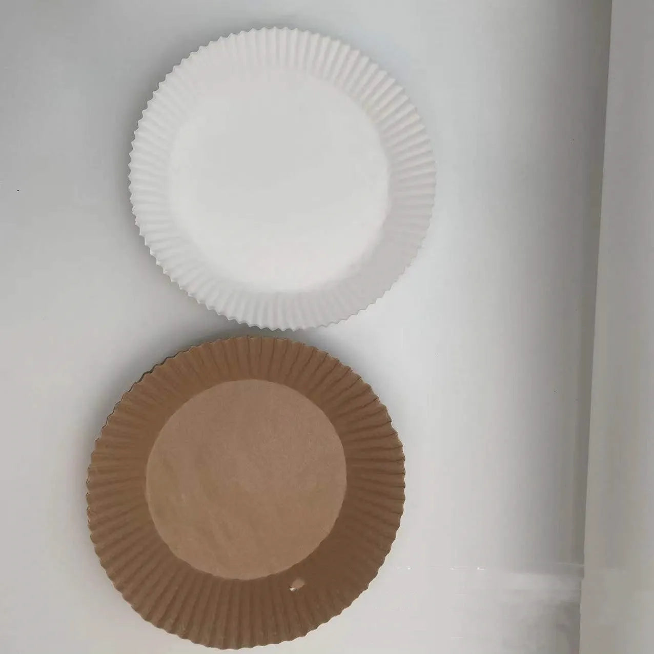 Round white disposable parchment paper liner for air fryer with a 4.5cm edge.