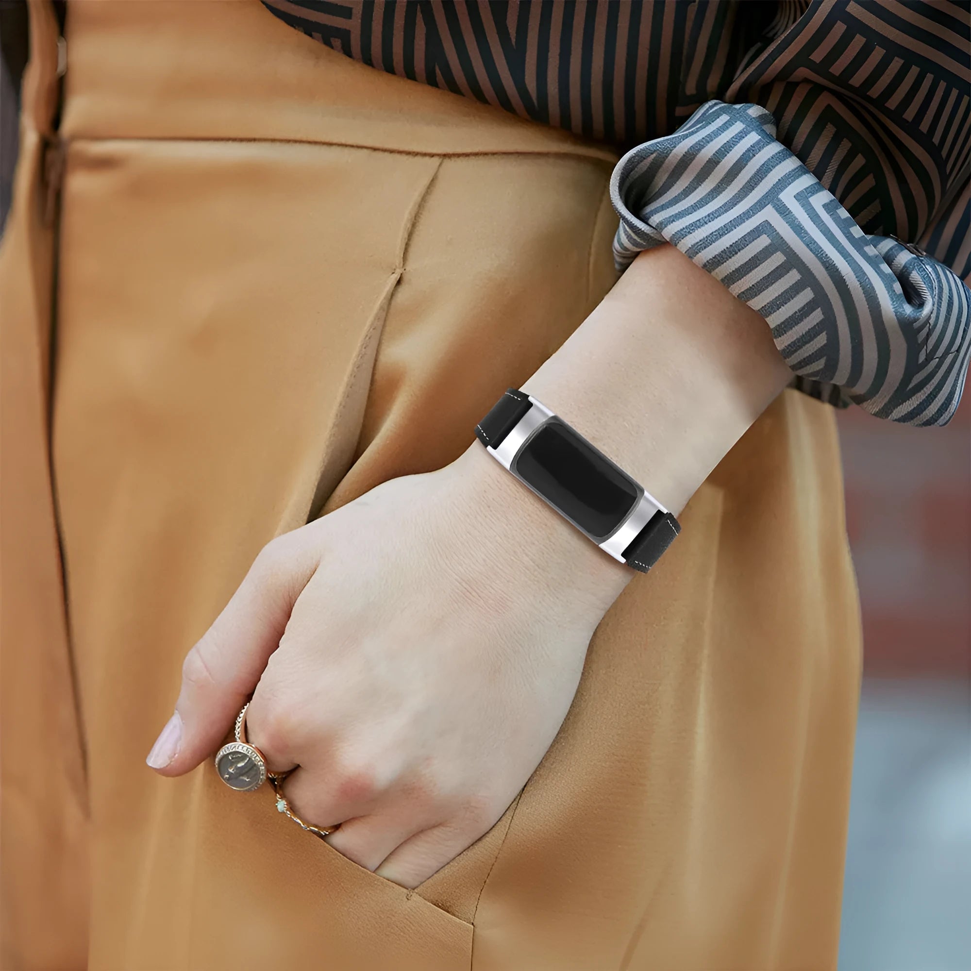 Genuine leather replacement watch strap for Fitbit Charge 5 and Charge 6 smartwatches.