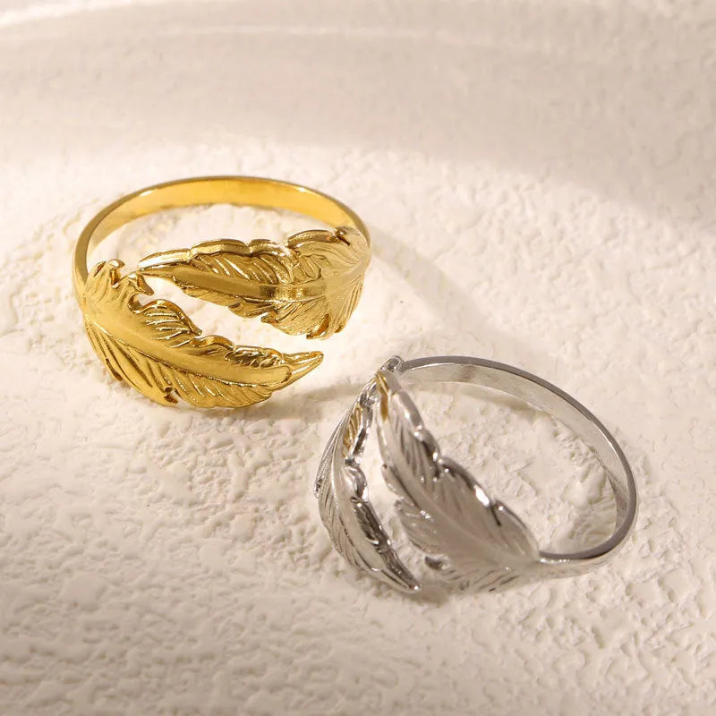 Adjustable opening feather ring in titanium steel with silver or gold electroplated finish
