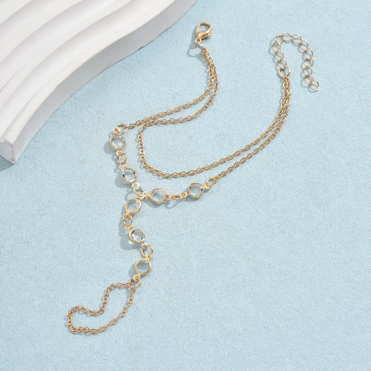Minimalist copper plastic crystal mitten-type bracelet in gold finish, 20cm length