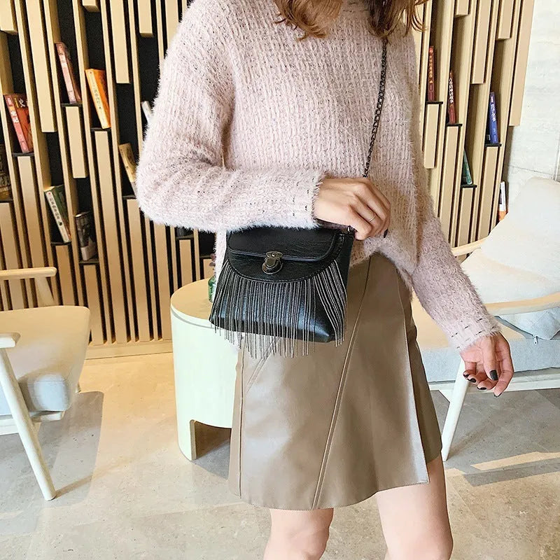 Women's PU handbag with rivet and tassel detailing, chain strap, medium-soft body, cotton lining, 18x13x6 cm